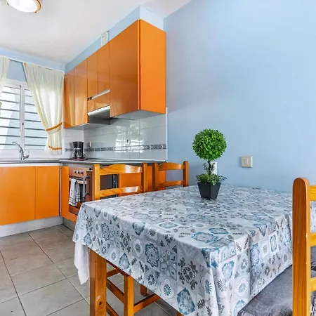 Schoene Mit Terrasse In *